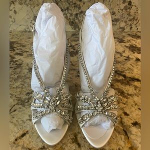 Badgley Mischka White Satin & Jeweled 3.75” Heels Size 9.5 Never Worn